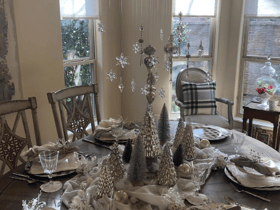 An example of a ‘modern’ Christmas dinner tablescape in silver and white. Pic: @elleandmavenue on Instagram.