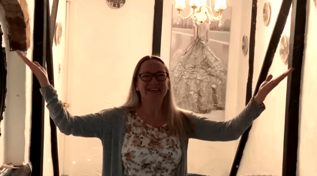 Estate agent Claire Cossey has created “The Neverending Property” to help sell her friend’s £700,000 house in Bedfordshire. 