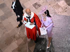 An amusing video has emerged of Katy Perry looking lost at Westminster Abbey for the coronation 