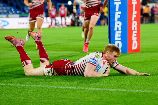 Zach Eckersley scoring a try against Huddersfield Giants