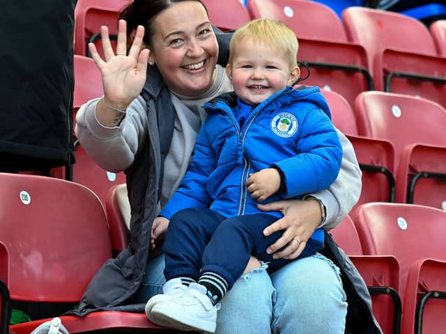 LATICS FANS PICS V READING