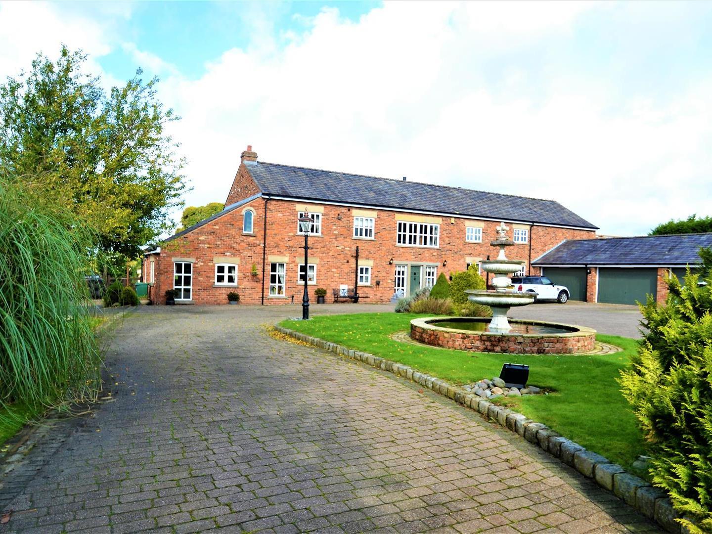 Exquisite sprawling fourbed countryside mansion in Wigan with stylish