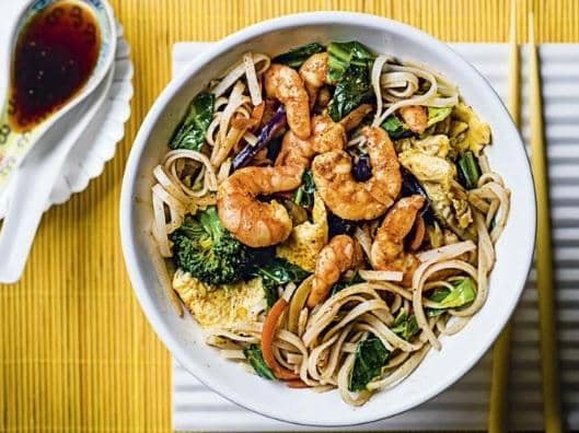 Prawn Singapore noodles Serves 4
