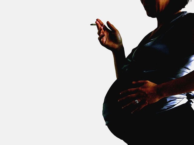 Pregnant women could be given shopping vouchers worth up to £400 to quit smoking