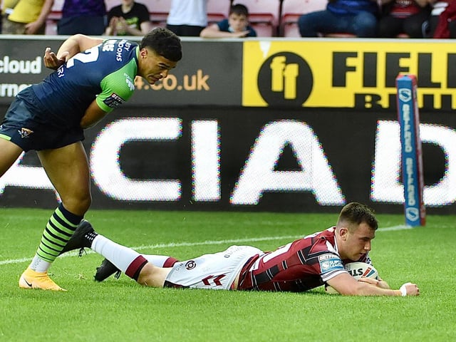 Harry Smith goes over for a try