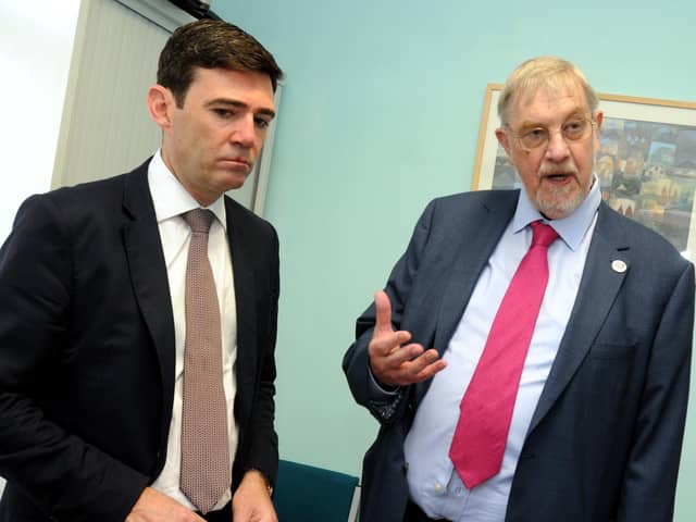Andy Burnham and Lord Peter Smith at Wigan Infirmary in 2017
