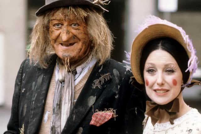 Jon Pertwee as Worzel Gummidge and Una Stubs as Aunt Sally