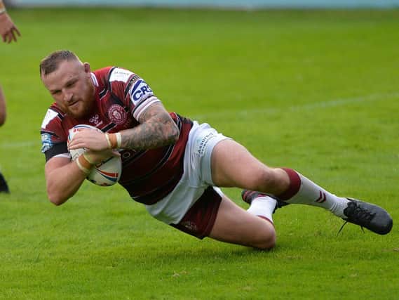 Brad Singleton goes over for a try