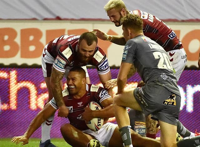 Willie Isa scores a try