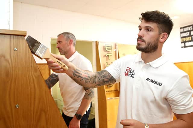 Oliver Gildart and England legend Jamie Peacock at Hindley ARLFC last week as part of a Ronseal community initiative