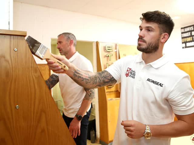Oliver Gildart and England legend Jamie Peacock at Hindley ARLFC last week as part of a Ronseal community initiative