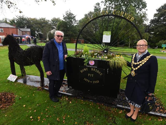 Coun Yvonne Klieve, right with a Terry Daly, left from Bridgers Community group
