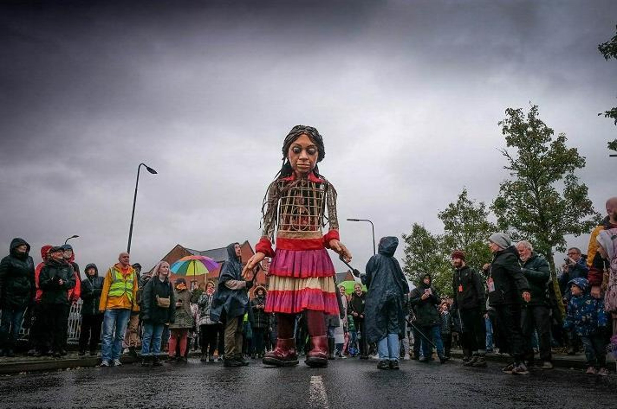 Wiganer trotzen dem Regen, um die Riesenpuppe Little Amal in der Stadt willkommen zu heißen
