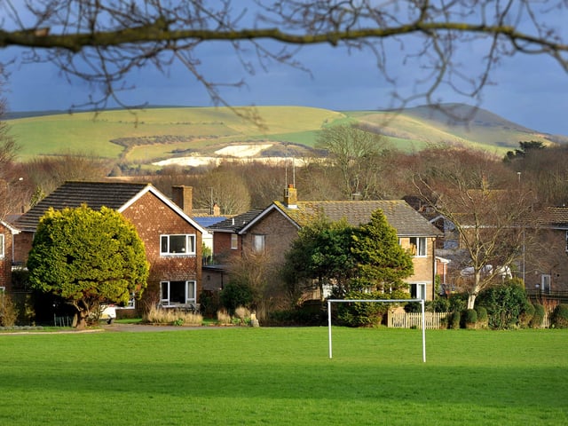 Features include the primary school, village hall, riding stables, and the local pub, The Juggs, which is housed in a 14th-century cottage.