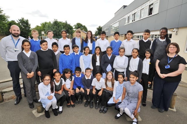 The Beeches School  year 6 leavers Y617 EMN-170308-133001001