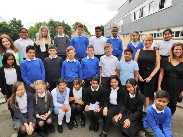 The Beeches School  year 6 leavers Y617 EMN-170308-133013001
