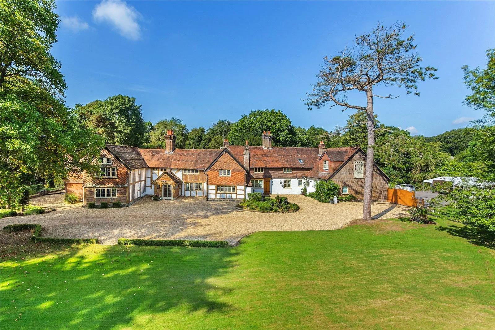 Nine to ten bedrooms in Charlwood, Horley