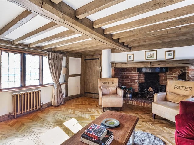 Nine to ten bedrooms in Charlwood, Horley