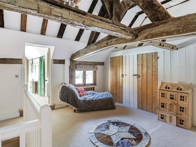 Nine to ten bedrooms in Charlwood, Horley