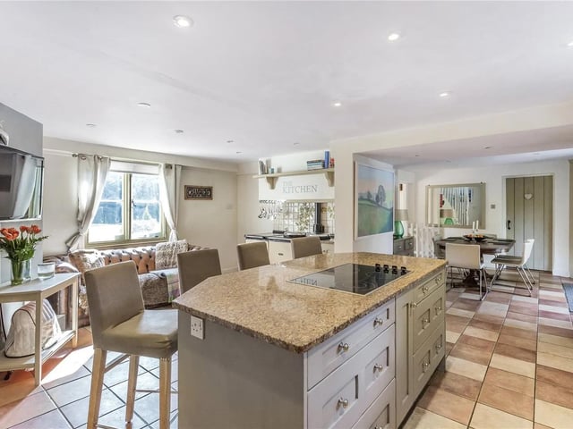 Nine to ten bedrooms in Charlwood, Horley