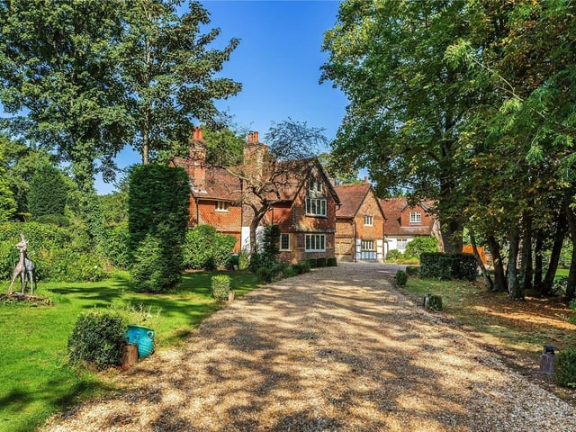 Nine to ten bedrooms in Charlwood, Horley