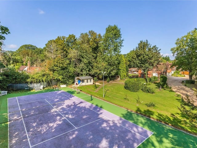 Nine to ten bedrooms in Charlwood, Horley