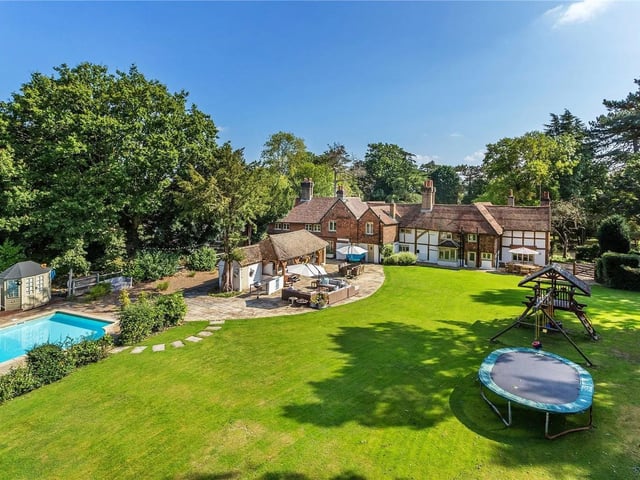Nine to ten bedrooms in Charlwood, Horley