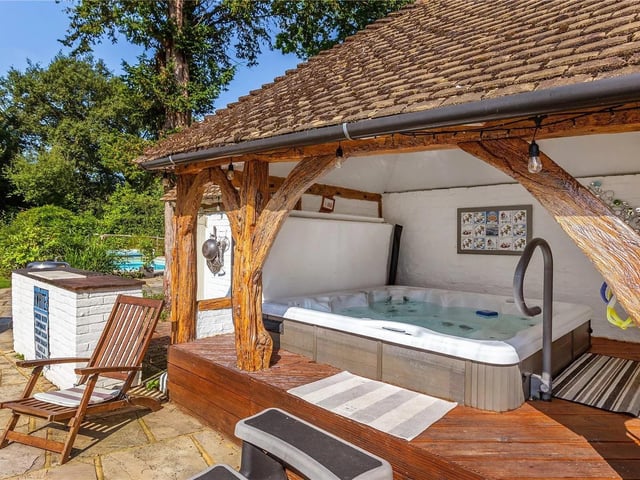 Nine to ten bedrooms in Charlwood, Horley