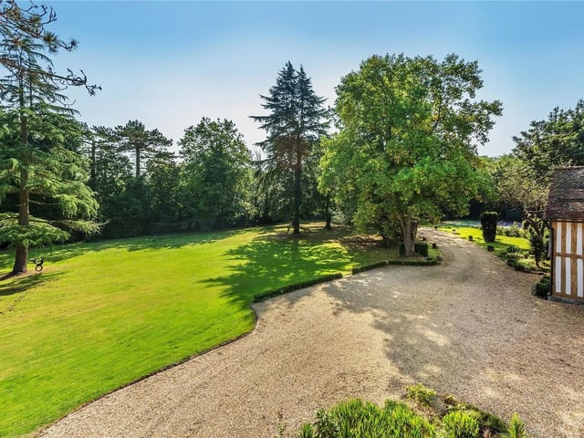 Nine to ten bedrooms in Charlwood, Horley