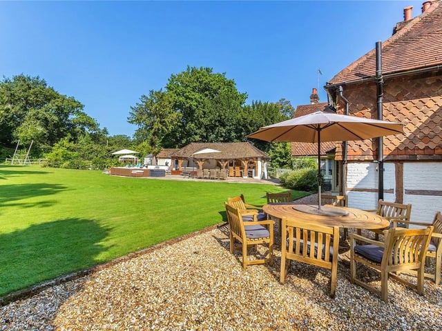 Nine to ten bedrooms in Charlwood, Horley