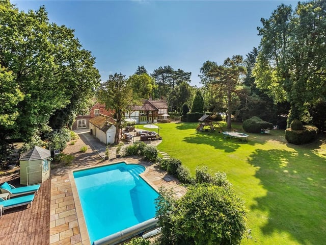 Nine to ten bedrooms in Charlwood, Horley