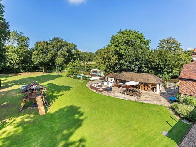 Nine to ten bedrooms in Charlwood, Horley