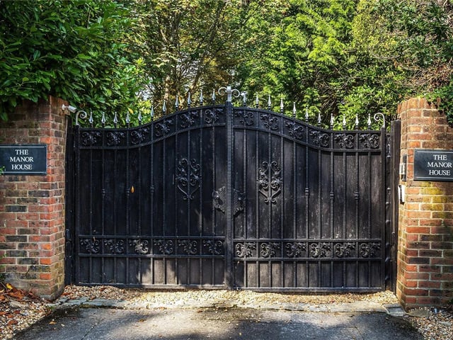 Nine to ten bedrooms in Charlwood, Horley