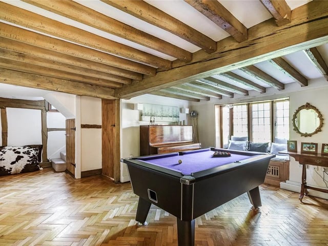 Nine to ten bedrooms in Charlwood, Horley