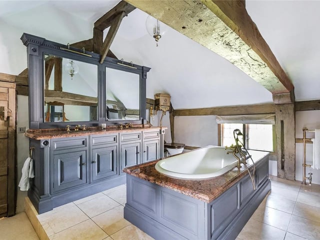 Nine to ten bedrooms in Charlwood, Horley
