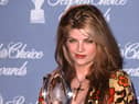 US actress Kirstie Alley holds the People Choice award for Favorite Female in a New Television Series, in Los Angeles, California, on January 11, 1998. (Photo by Chris Delmas / AFP) (Photo by CHRIS DELMAS/AFP via Getty Images)