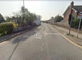 Start of Winwick Lane from Newton Lane junction with a 7.5 tonne weight limit sign