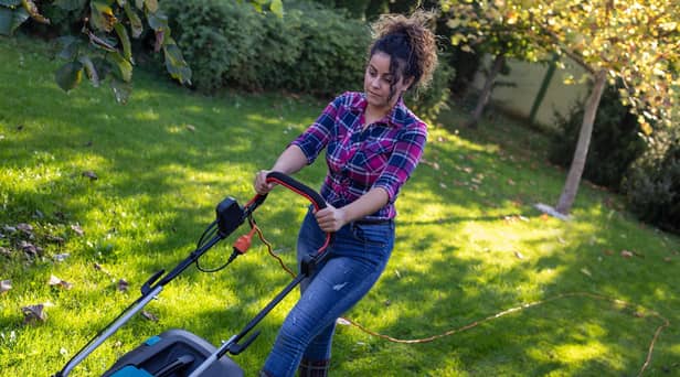 Mowing the lawn burns more calories than water aerobics, researchers found (photo: Adobe)