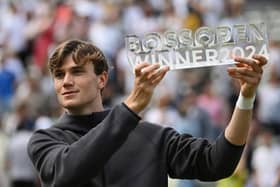 Jack Draper celebrates winning his maiden title on the ATP Tour