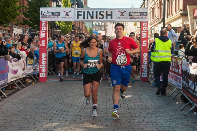 MPs Lisa Nandy and Andy Burnham took part in the Wigan 10k in 2013