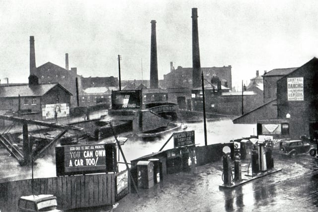 The Wigan Pier area in 1939 with Pottery Road and Eckersley Mill in the background.  