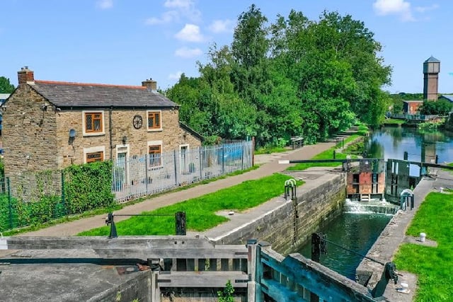 Rosebridge Lock Cottage in Ince