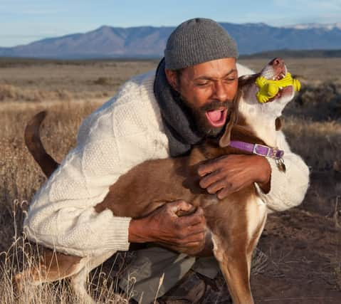 Men are keener to cosy up with their pet than women, research found (photo: Adobe)