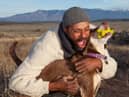 Men are keener to cosy up with their pet than women, research found (photo: Adobe)