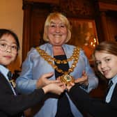The Mayor of Wigan Coun Marie Morgan shows her Mayoral chains to pupils.