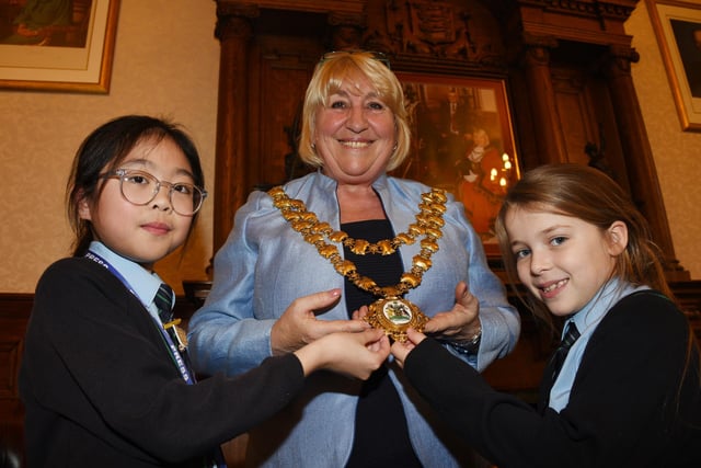 The Mayor of Wigan Coun Marie Morgan shows her Mayoral chains to pupils.