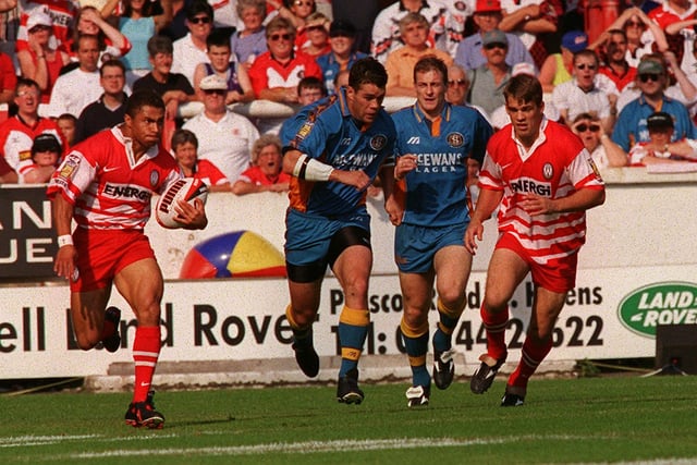 WIGAN WARRIORS V SAINTS - LAST GAME AT CENTRAL PARK
Jason Robinson makes the break to set up Denis Bett's try.