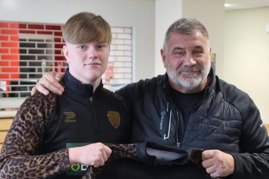 Shaun Wayne Rugby Shaun Wane presents college rugby team with new kits