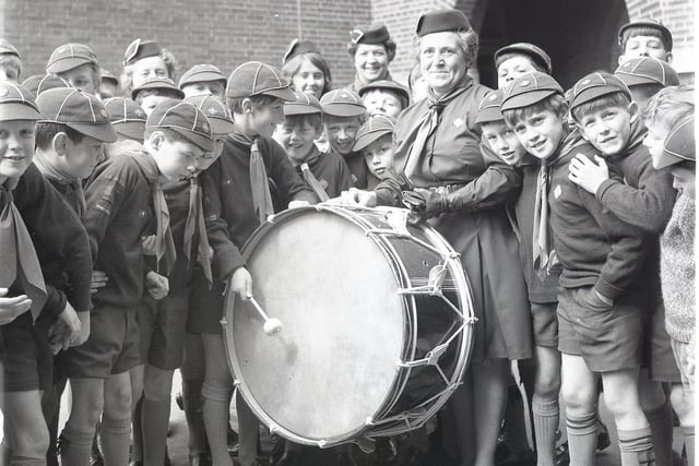 RETRO 1967 - Wigan St George's day parade April 1967
