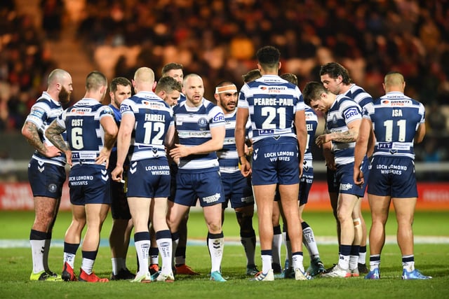 The Warriors gather during the match against Hull KR.